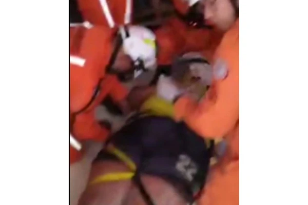 Mulher fica soterrada após laje cair em Salvador por CBM-BA