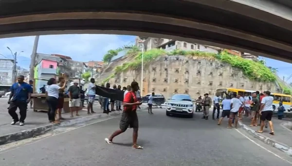 Protesto por morte de motociclista termina em confusão após PM atirar bombas contras familiares de jovem por Reprodução/TV Bahia