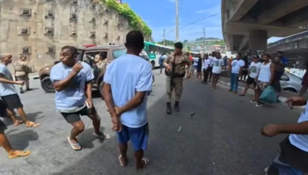 Policiais Militares jogaram bomba para dispersar protesto após morte de jovem em acidente por Reprodução/TV Bahia
