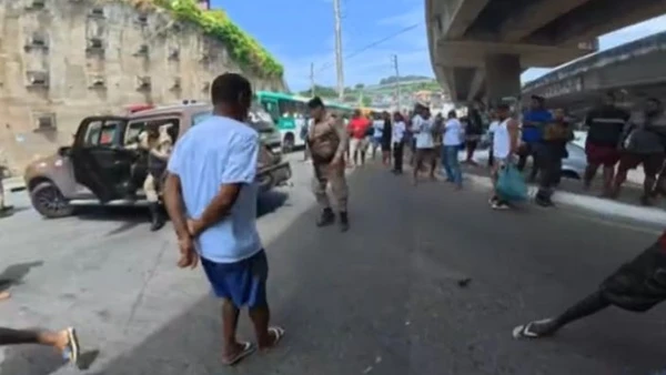 Houve correria após a PM jogar bomba para dispersar protesto após morte de jovem em acidente por Reprodução/TV Bahia
