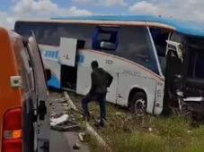 Imagem - Duas pessoas morrem em acidente com ônibus e caminhão na BR-324