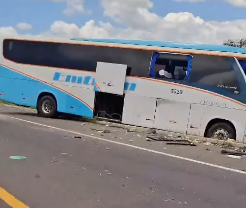 Acidente na BR-324 por Repdoução/Anjos Jacuipenses