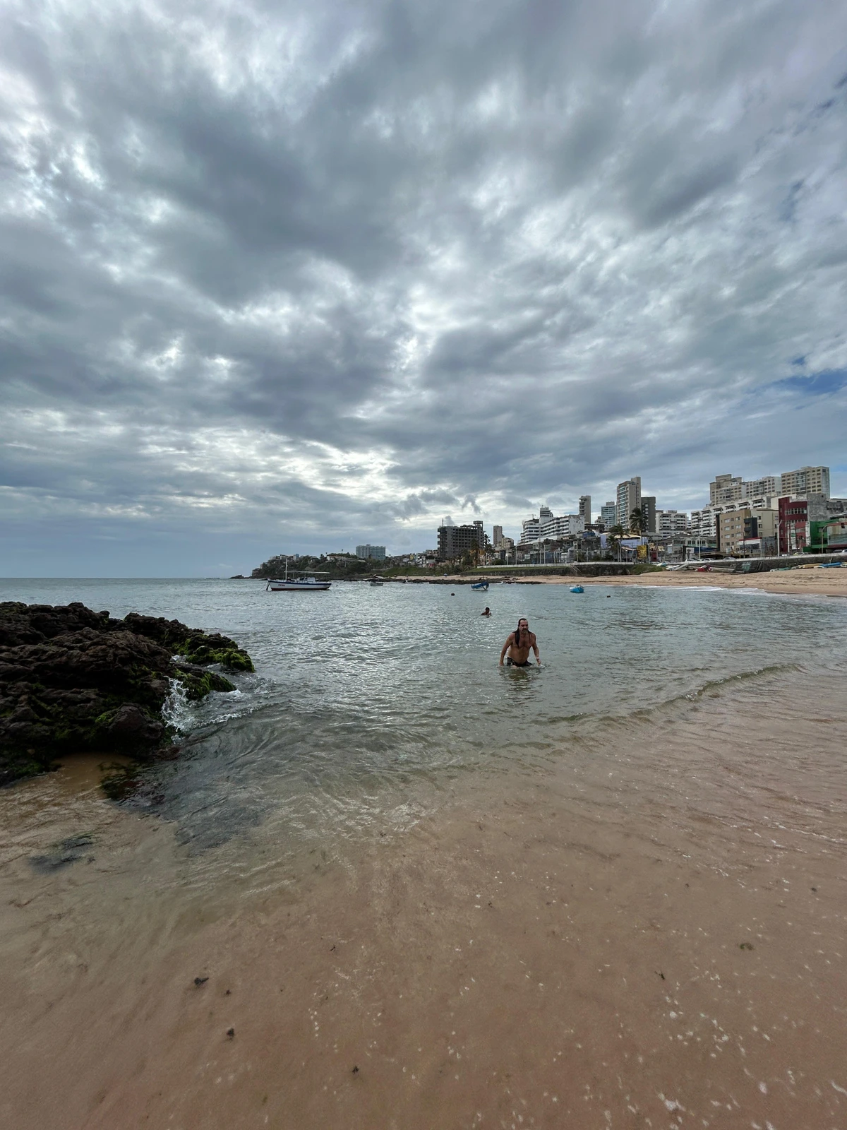 Alberto Magno de Freitas  se diverte com os achados no mar do Rio Vermelho por Gabriel Coimbra/Divulgação