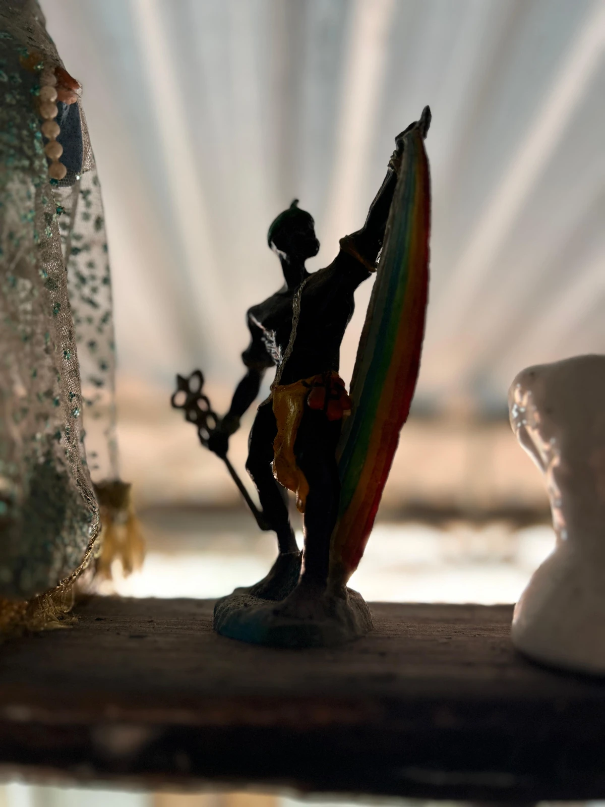 Alberto Magno de Freitas  se diverte com os achados no mar do Rio Vermelho por Gabriel Coimbra/Divulgação