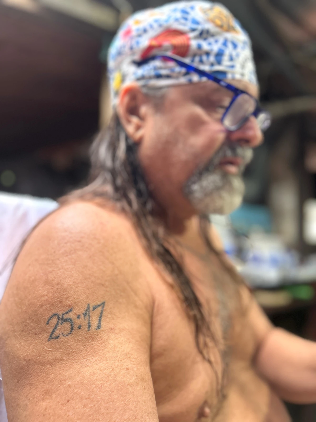 Alberto Magno de Freitas  se diverte com os achados no mar do Rio Vermelho por Gabriel Coimbra/Divulgação