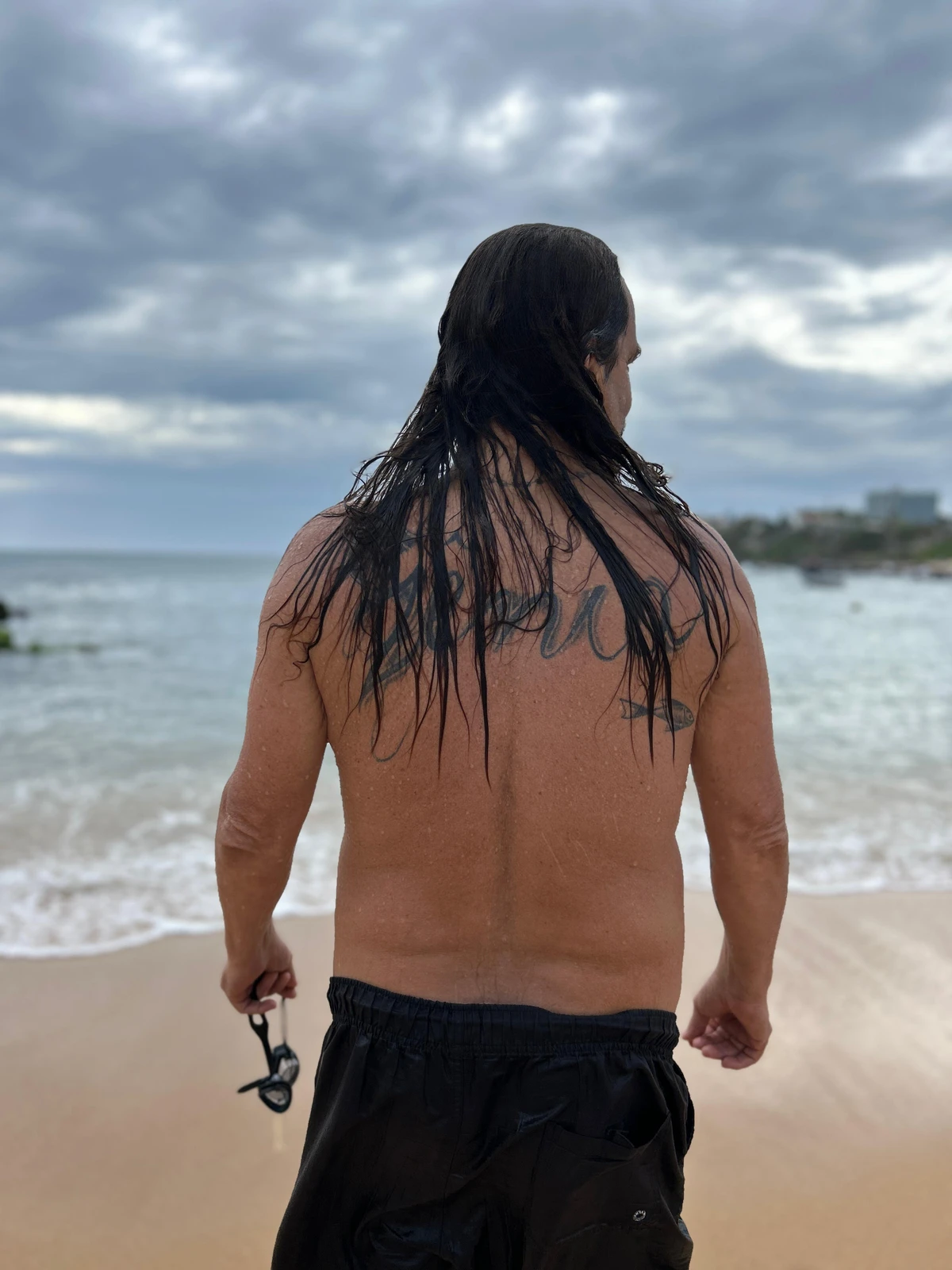 Alberto Magno de Freitas  se diverte com os achados no mar do Rio Vermelho por Gabriel Coimbra/Divulgação