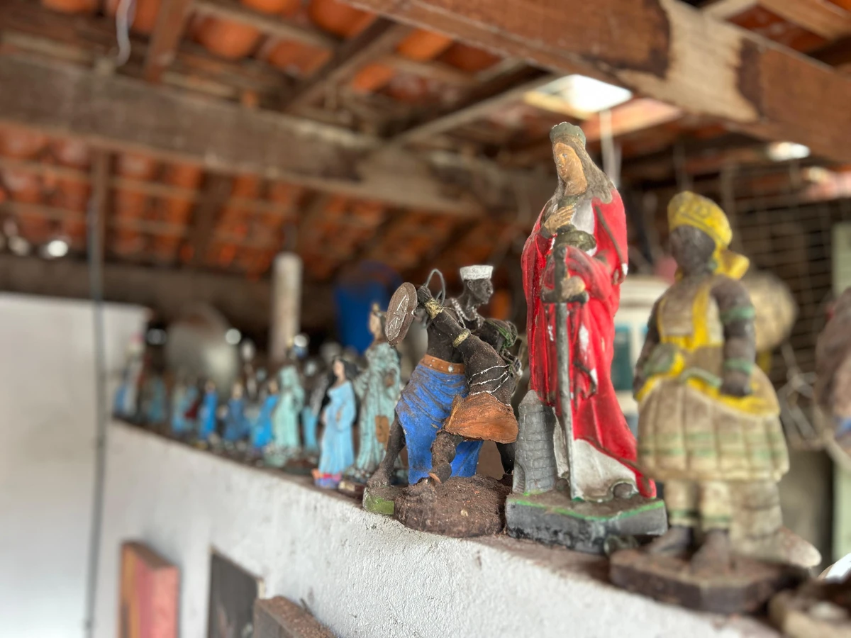 Alberto Magno de Freitas  se diverte com os achados no mar do Rio Vermelho por Gabriel Coimbra/Divulgação