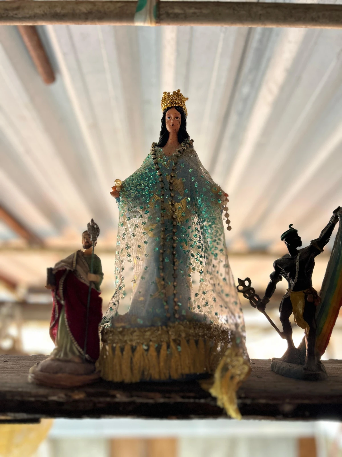 Alberto Magno de Freitas  se diverte com os achados no mar do Rio Vermelho por Gabriel Coimbra/Divulgação