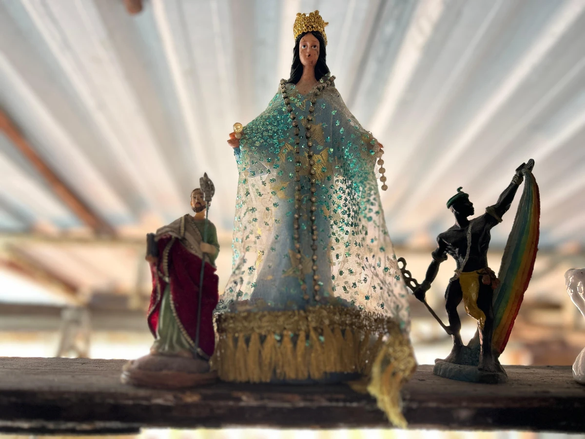 Alberto Magno de Freitas  se diverte com os achados no mar do Rio Vermelho por Gabriel Coimbra/Divulgação