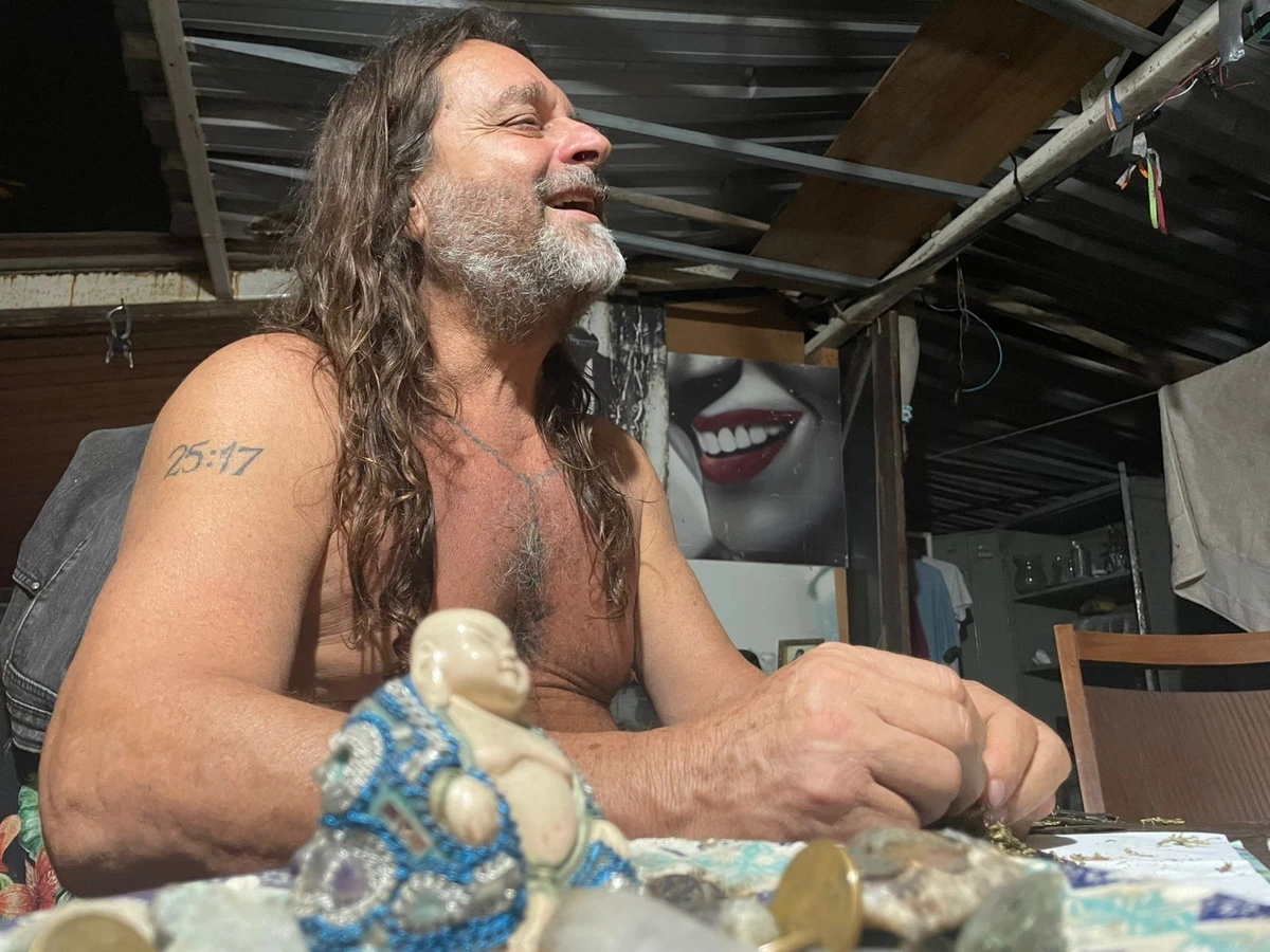 Alberto Magno de Freitas  se diverte com os achados no mar do Rio Vermelho por Joana Rizerio/Divulgação