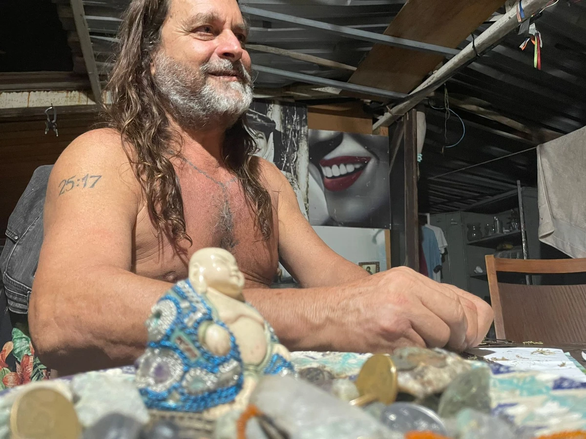 Alberto Magno de Freitas  se diverte com os achados no mar do Rio Vermelho por Joana Rizerio/Divulgação