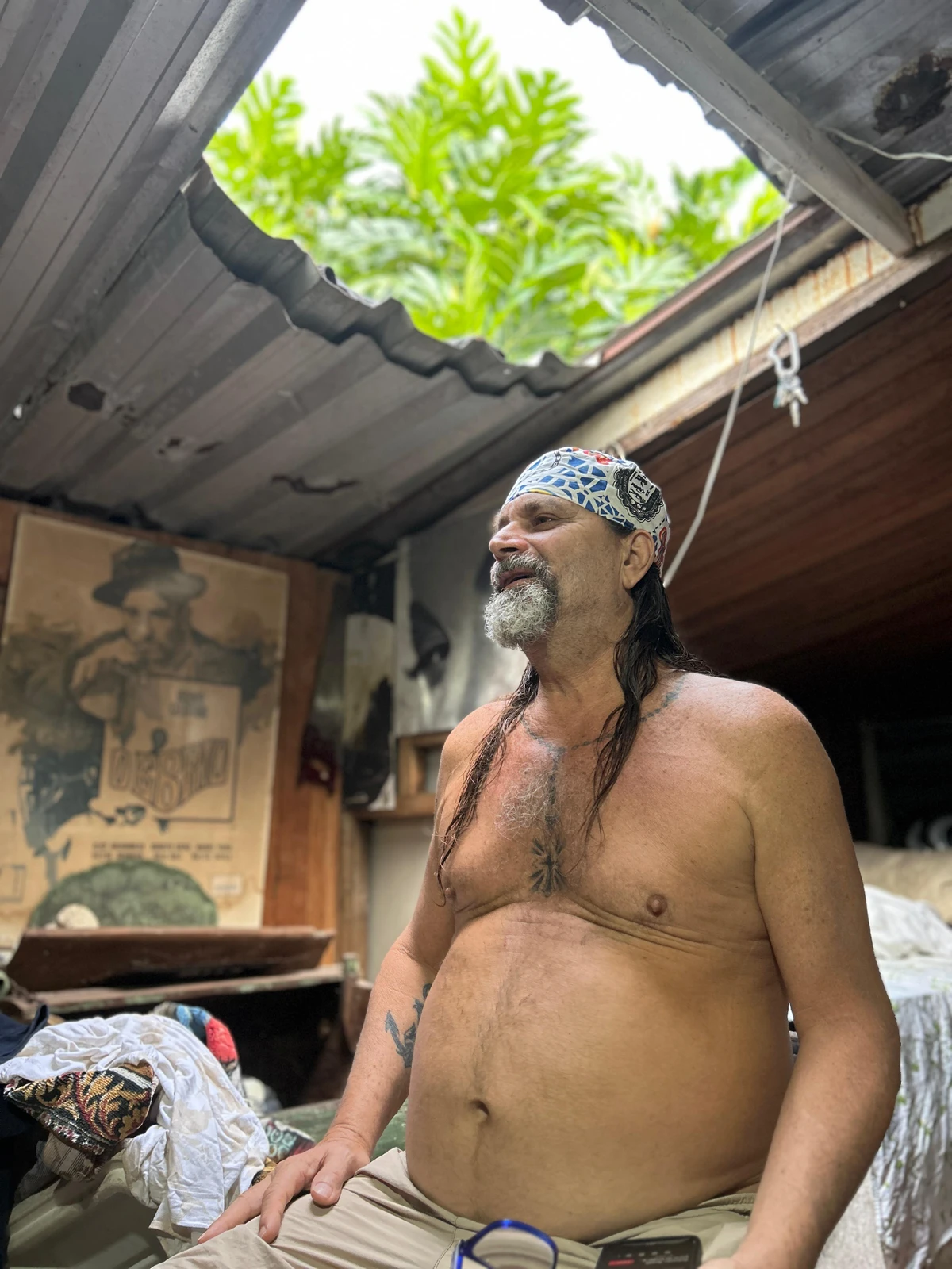 Alberto Magno de Freitas  se diverte com os achados no mar do Rio Vermelho por Gabriel Coimbra/Divulgação