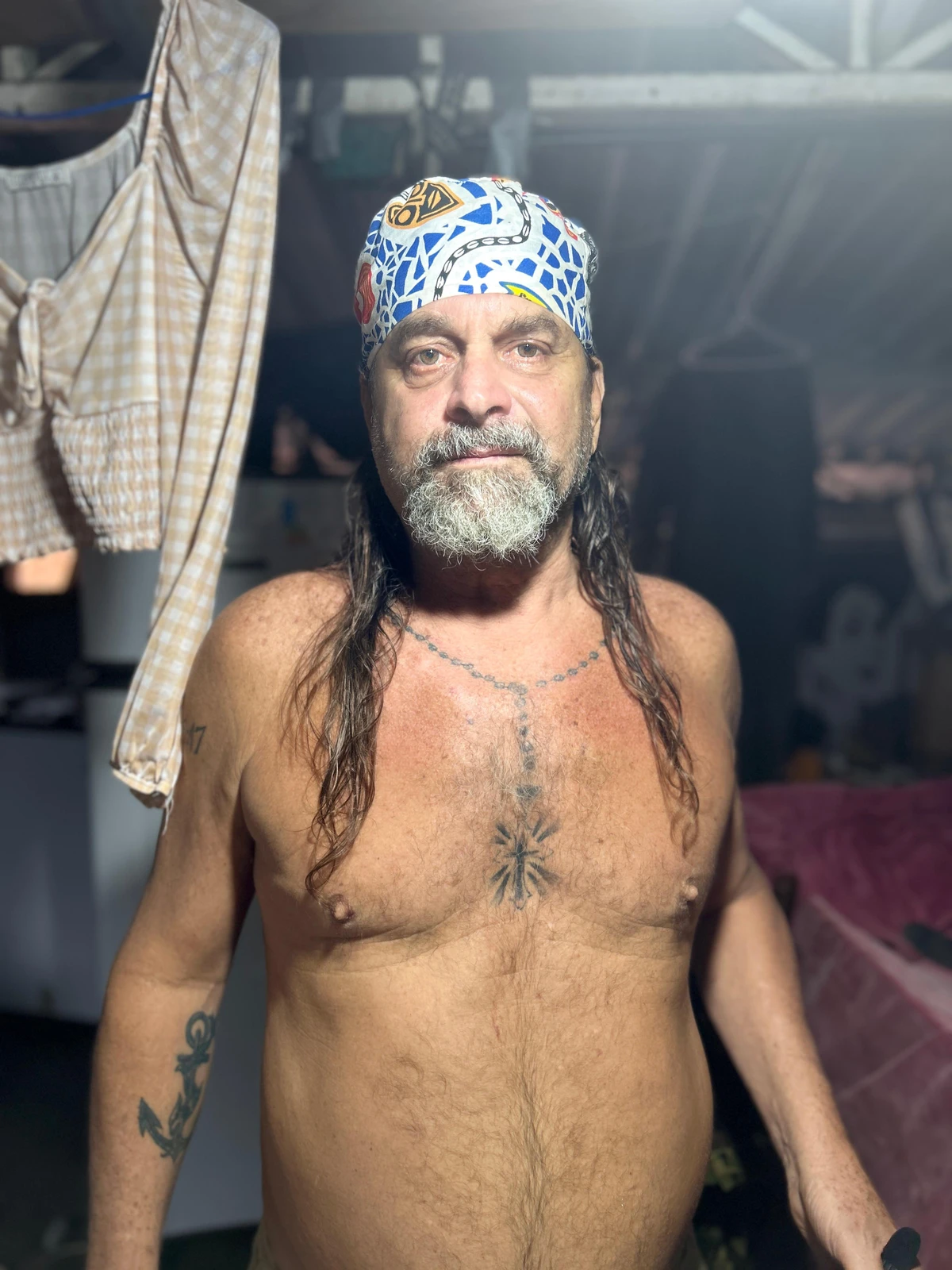 Alberto Magno de Freitas  se diverte com os achados no mar do Rio Vermelho por Gabriel Coimbra/Divulgação