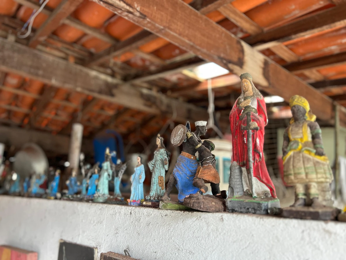 Alberto Magno de Freitas  se diverte com os achados no mar do Rio Vermelho por Gabriel Coimbra/Divulgação