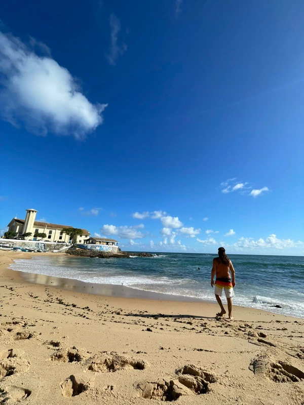 Alberto Magno de Freitas  se diverte com os achados no mar do Rio Vermelho por Joana Rizerio/Divulgação