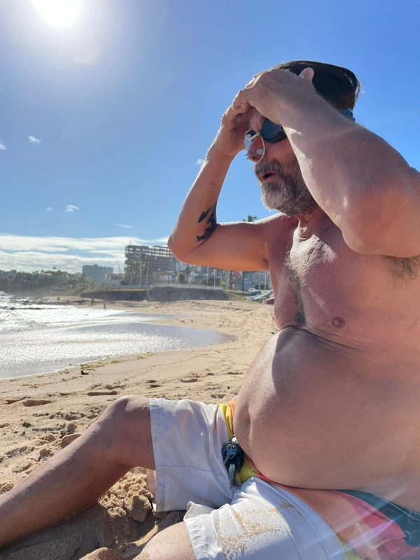 Alberto Magno de Freitas  se diverte com os achados no mar do Rio Vermelho por Joana Rizerio/Divulgação