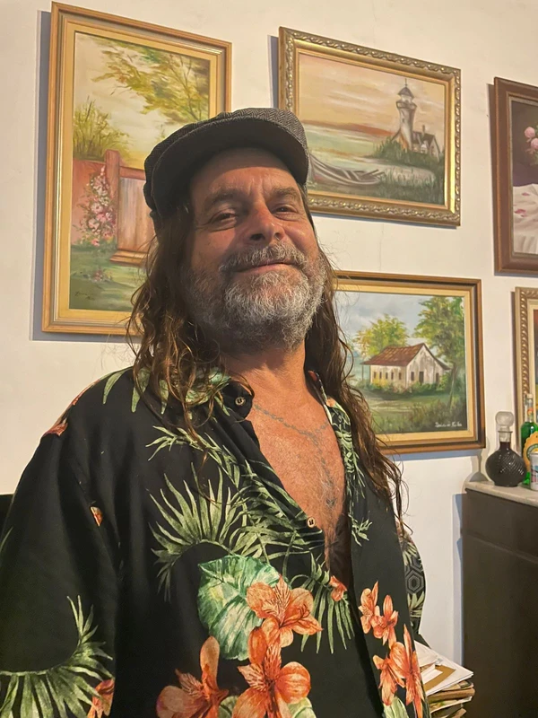 Alberto Magno de Freitas  se diverte com os achados no mar do Rio Vermelho por Joana Rizerio/Divulgação