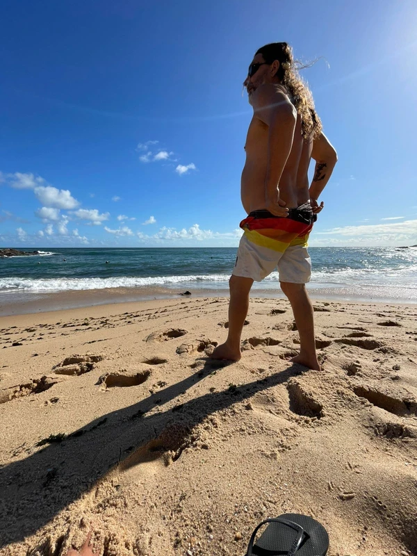 Alberto Magno de Freitas  se diverte com os achados no mar do Rio Vermelho por Joana Rizerio/Divulgação