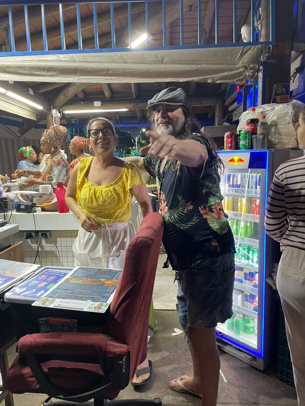 Alberto Magno de Freitas  se diverte com os achados no mar do Rio Vermelho por Joana Rizerio/Divulgação