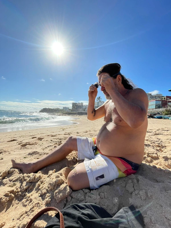 Alberto Magno de Freitas  se diverte com os achados no mar do Rio Vermelho por Joana Rizerio/Divulgação