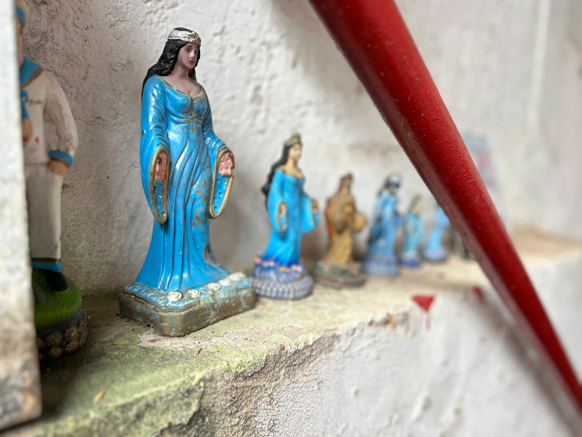 Alberto Magno de Freitas  se diverte com os achados no mar do Rio Vermelho por Gabriel Coimbra/Divulgação