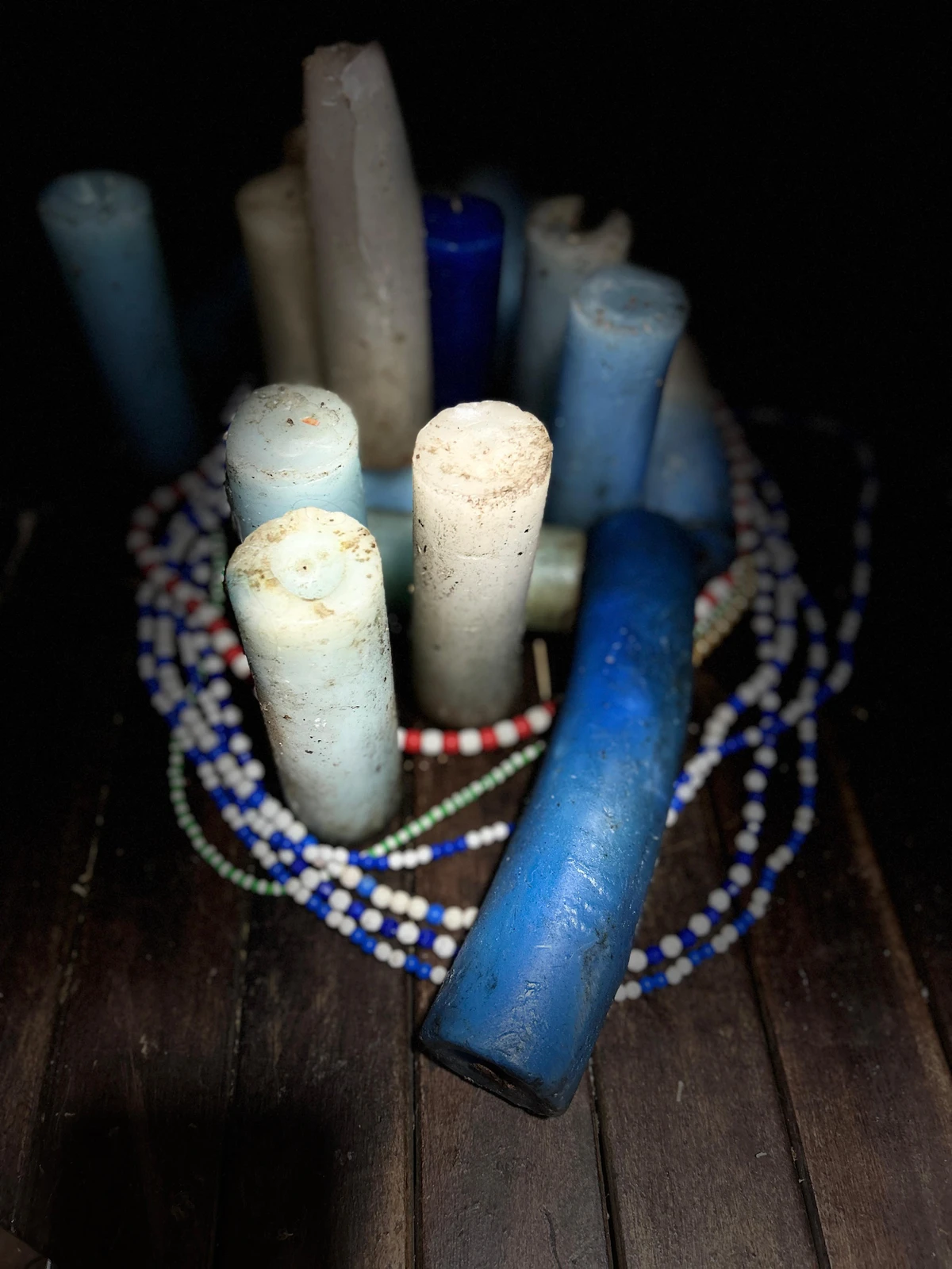 Alberto Magno de Freitas  se diverte com os achados no mar do Rio Vermelho por Gabriel Coimbra/Divulgação