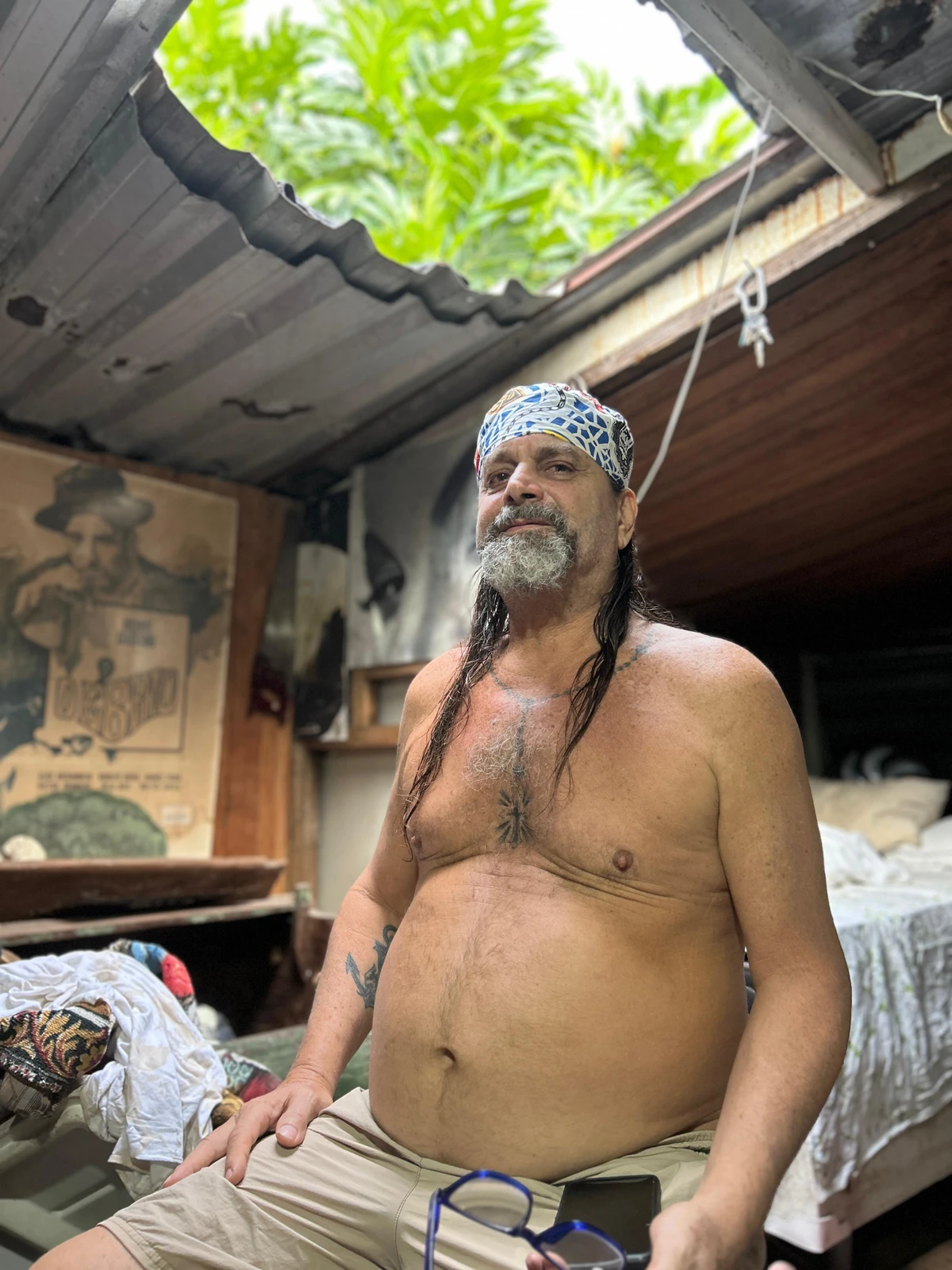 Alberto Magno de Freitas  se diverte com os achados no mar do Rio Vermelho por Gabriel Coimbra/Divulgação