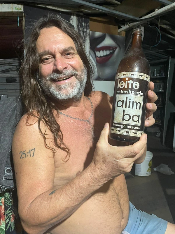 Alberto Magno de Freitas  se diverte com os achados no mar do Rio Vermelho por Joana Rizerio/Divulgação