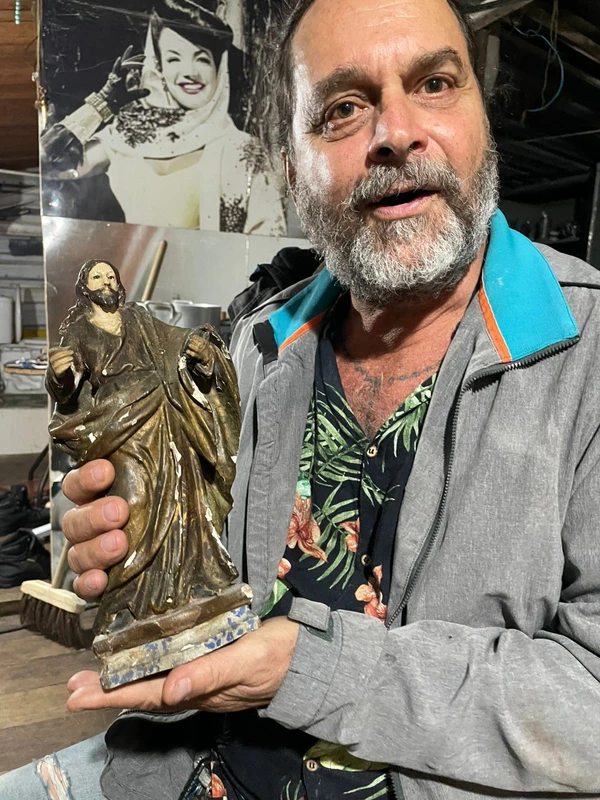 Alberto Magno de Freitas  se diverte com os achados no mar do Rio Vermelho por Joana Rizerio/Divulgação