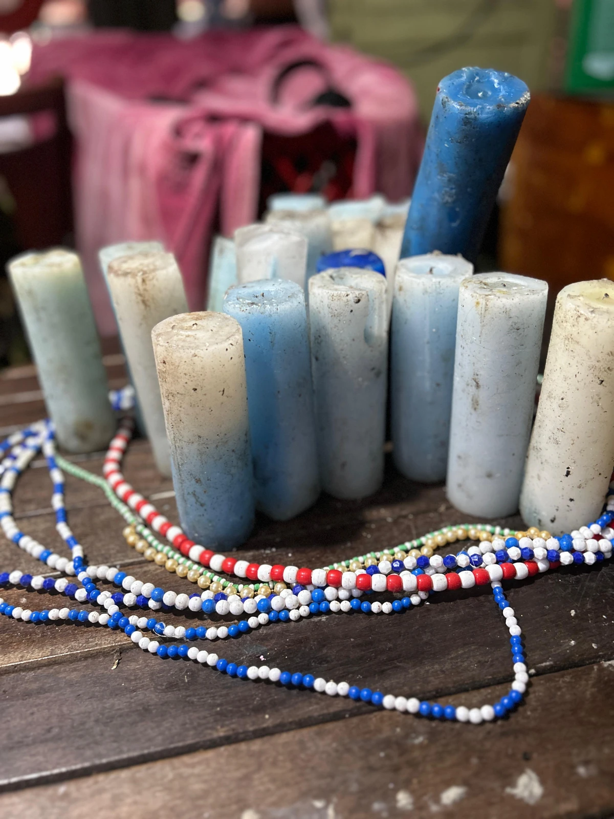 Alberto Magno de Freitas  se diverte com os achados no mar do Rio Vermelho por Gabriel Coimbra/Divulgação