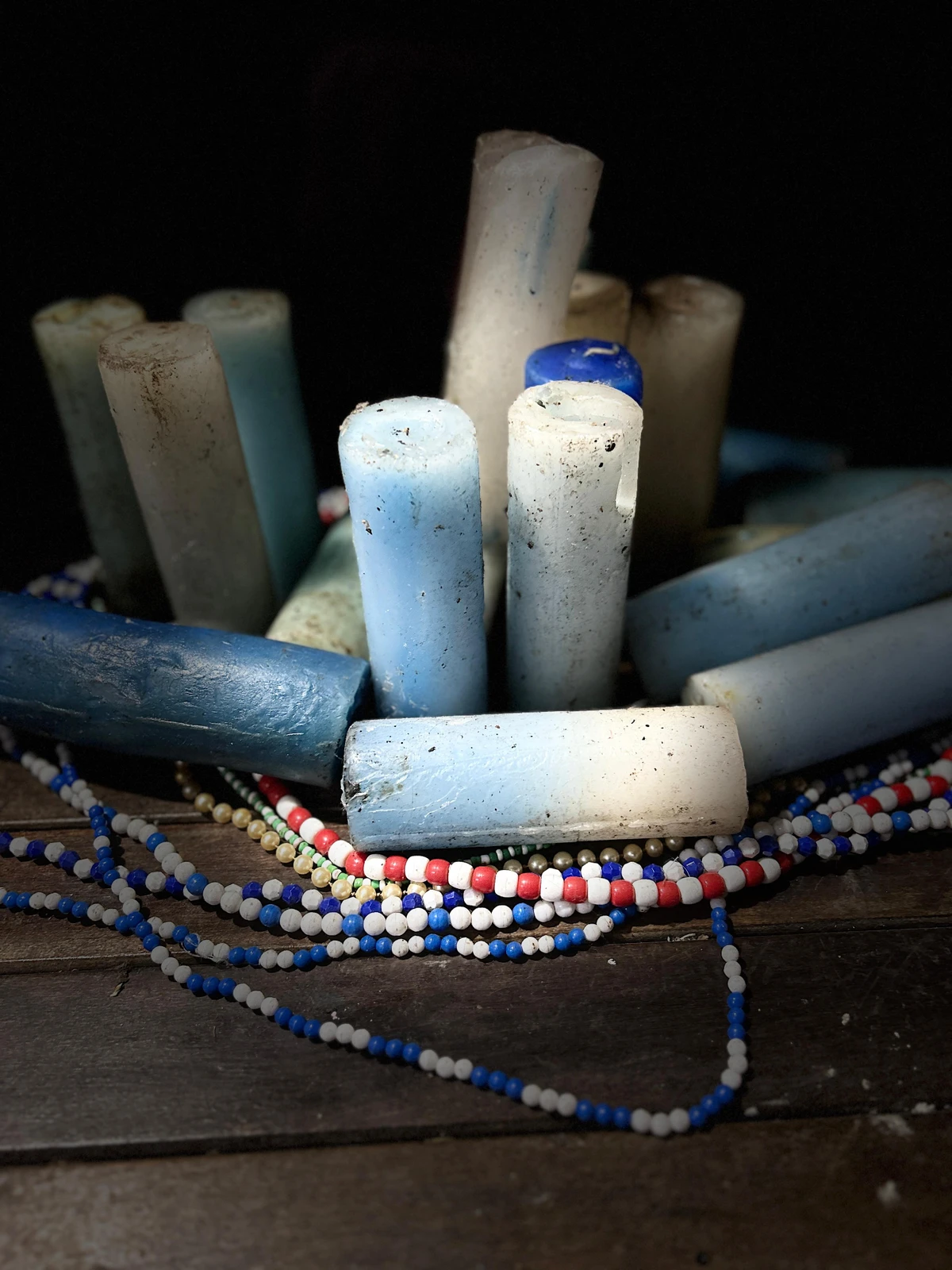 Alberto Magno de Freitas  se diverte com os achados no mar do Rio Vermelho por Gabriel Coimbra/Divulgação