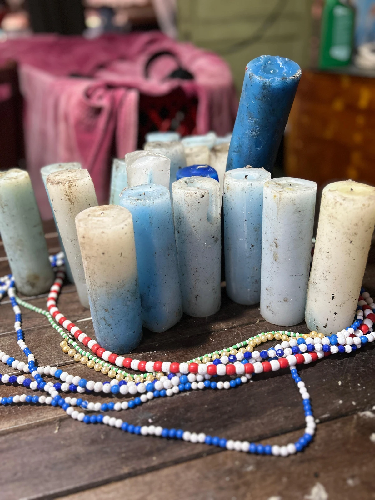 Alberto Magno de Freitas  se diverte com os achados no mar do Rio Vermelho por Gabriel Coimbra/Divulgação