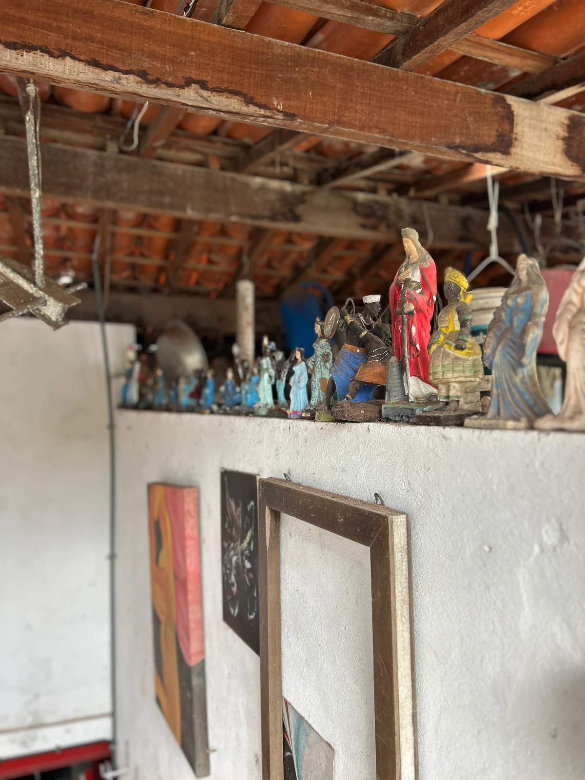 Alberto Magno de Freitas  se diverte com os achados no mar do Rio Vermelho por Gabriel Coimbra/Divulgação