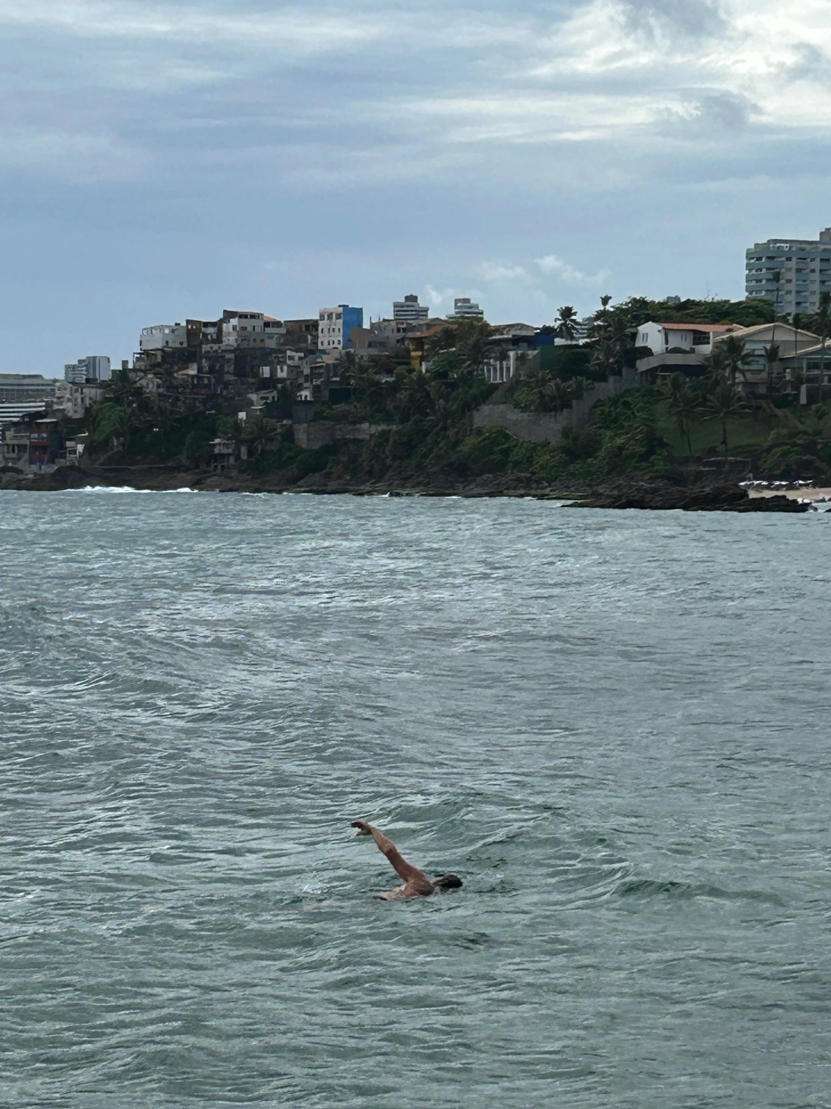 Alberto Magno de Freitas  se diverte com os achados no mar do Rio Vermelho por Gabriel Coimbra/Divulgação