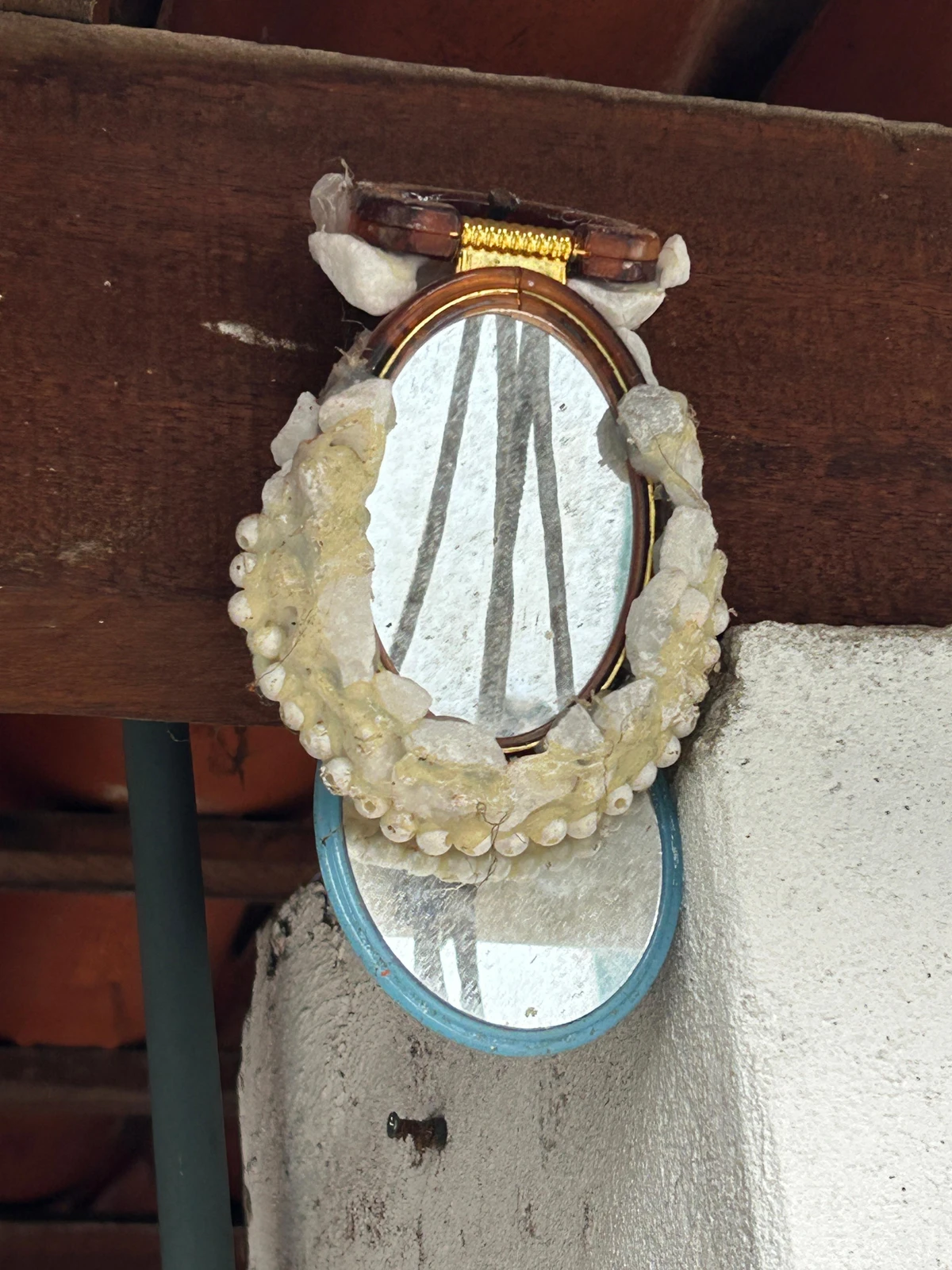 Alberto Magno de Freitas  se diverte com os achados no mar do Rio Vermelho por Gabriel Coimbra/Divulgação