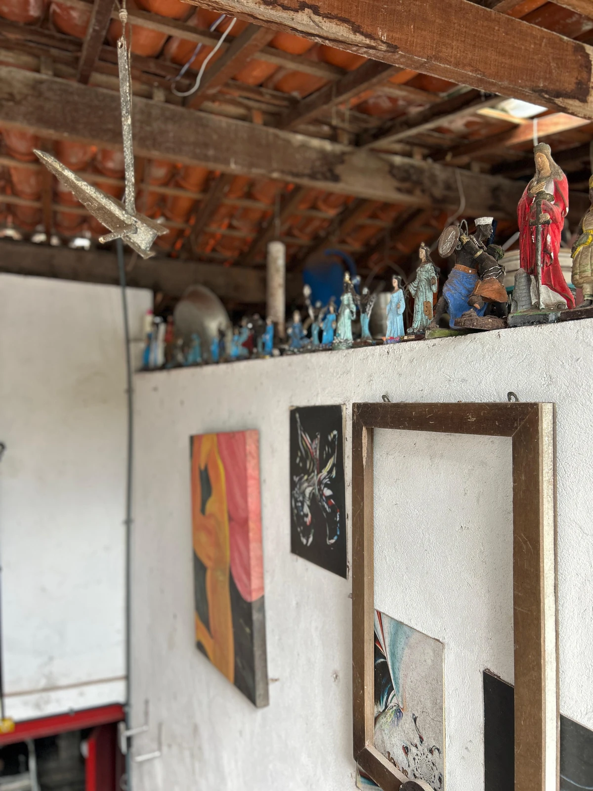 Alberto Magno de Freitas  se diverte com os achados no mar do Rio Vermelho por Gabriel Coimbra/Divulgação