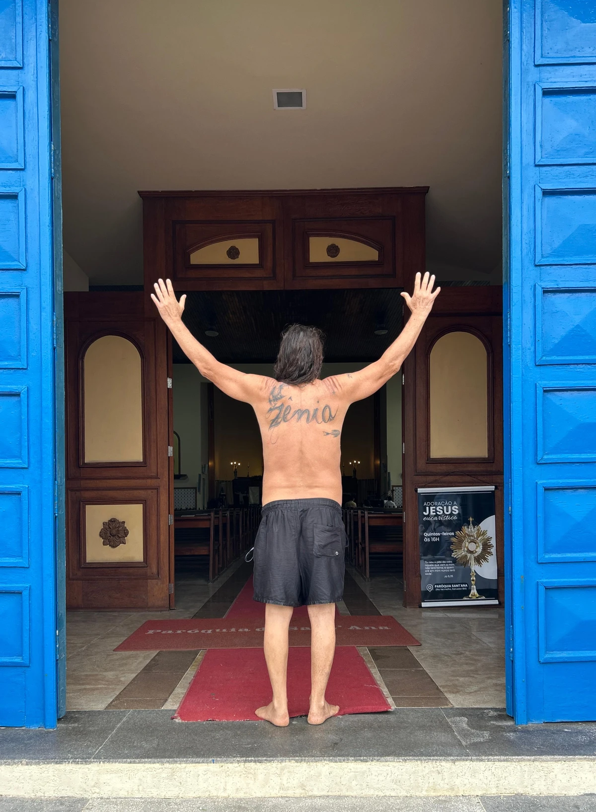 Alberto Magno de Freitas  se diverte com os achados no mar do Rio Vermelho por Gabriel Coimbra/Divulgação