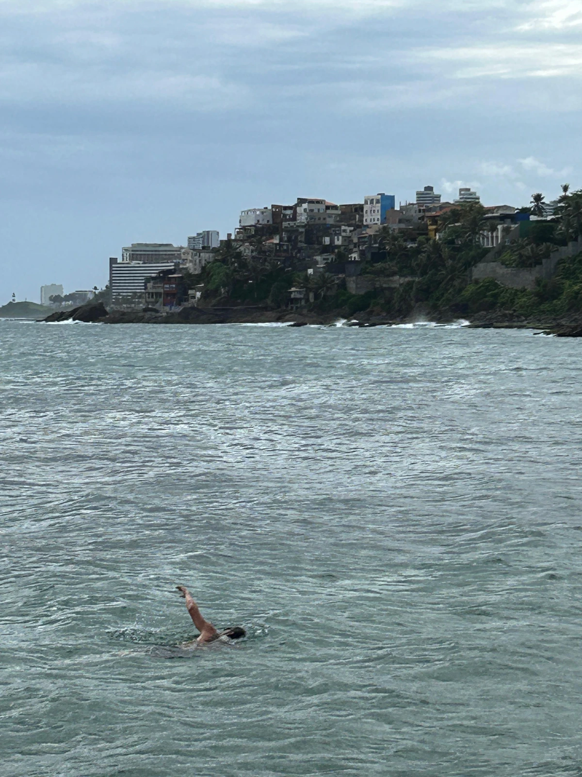 Alberto Magno de Freitas  se diverte com os achados no mar do Rio Vermelho por Gabriel Coimbra/Divulgação