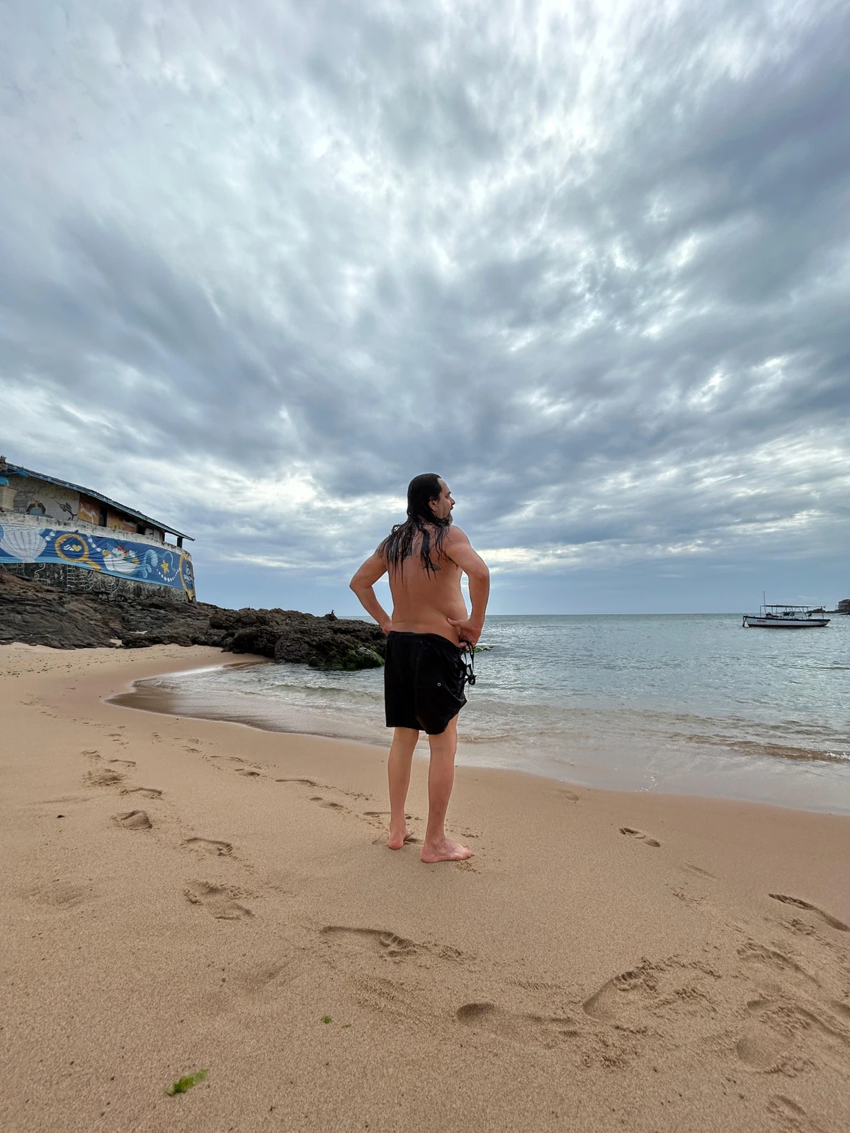 Alberto Magno de Freitas  se diverte com os achados no mar do Rio Vermelho por Gabriel Coimbra/Divulgação