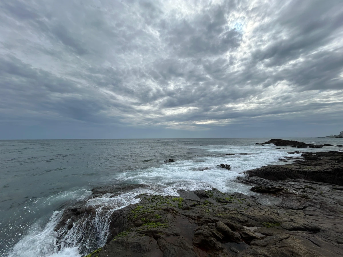 Alberto Magno de Freitas  se diverte com os achados no mar do Rio Vermelho por Gabriel Coimbra/Divulgação