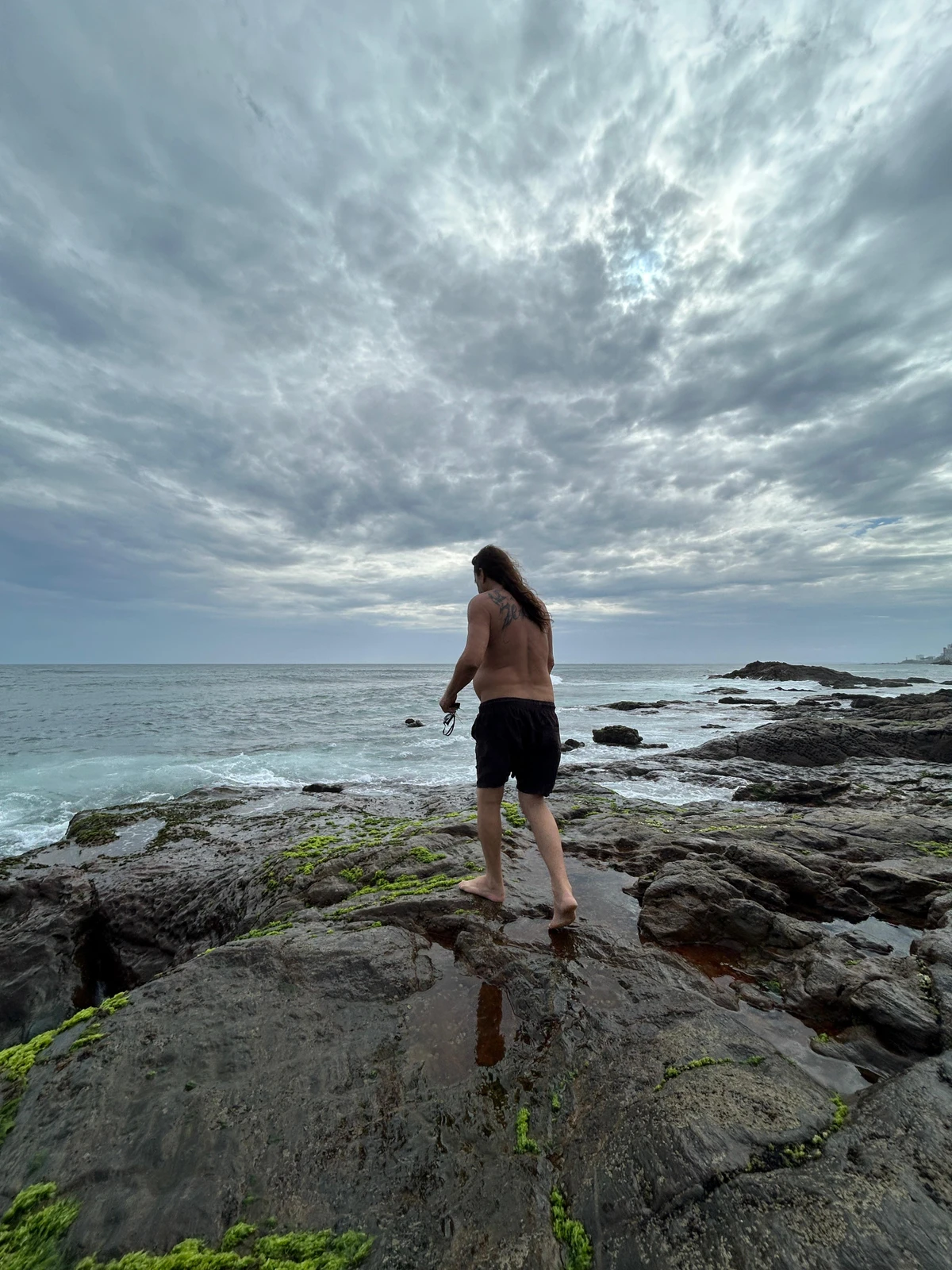 Alberto Magno de Freitas  se diverte com os achados no mar do Rio Vermelho por Gabriel Coimbra/Divulgação