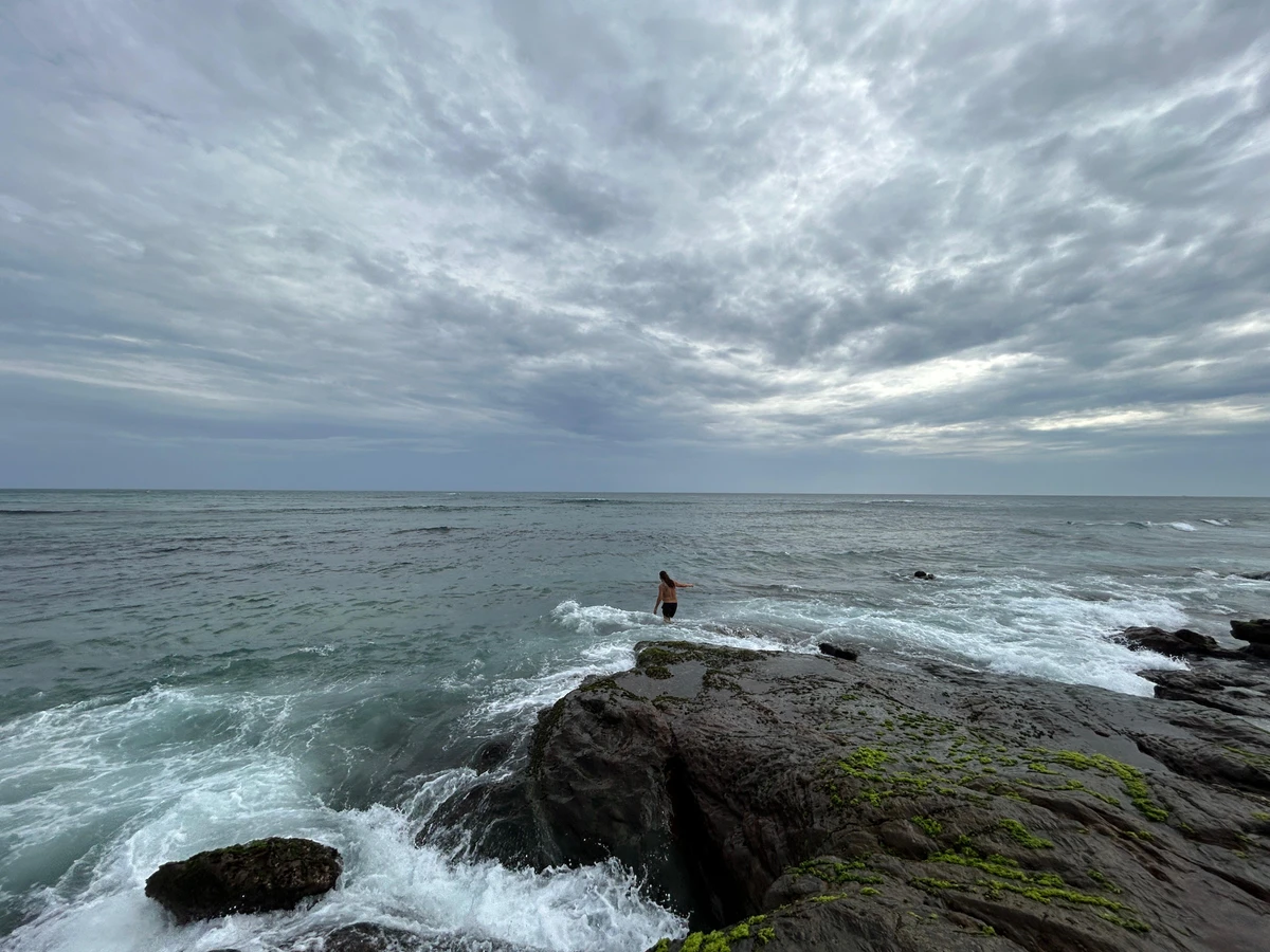 Alberto Magno de Freitas  se diverte com os achados no mar do Rio Vermelho por Gabriel Coimbra/Divulgação
