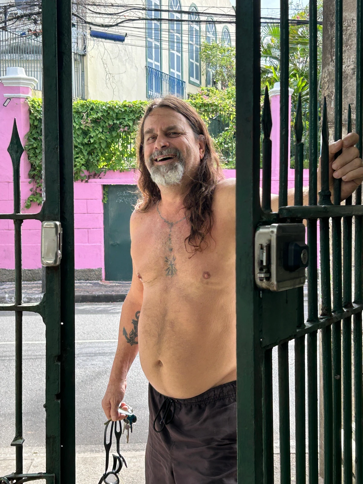 Alberto Magno de Freitas  se diverte com os achados no mar do Rio Vermelho por Gabriel Coimbra/Divulgação