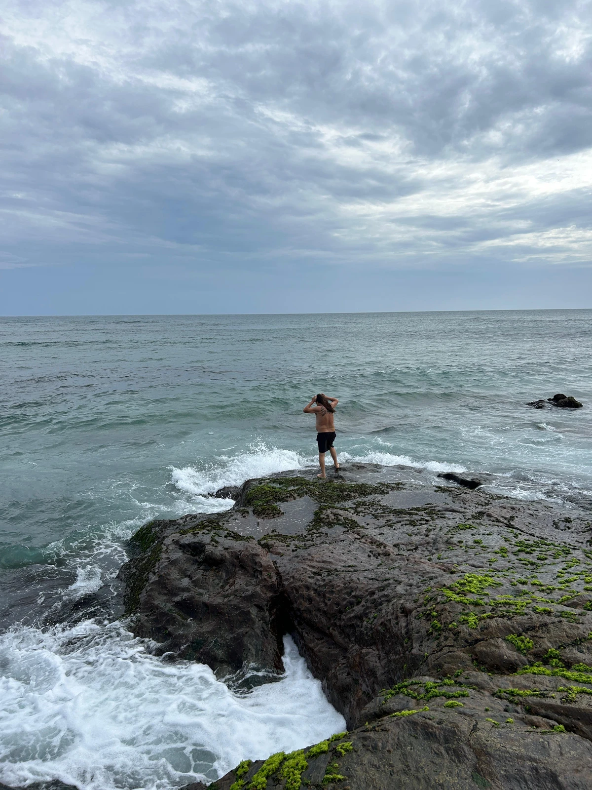 Alberto Magno de Freitas  se diverte com os achados no mar do Rio Vermelho por Gabriel Coimbra/Divulgação
