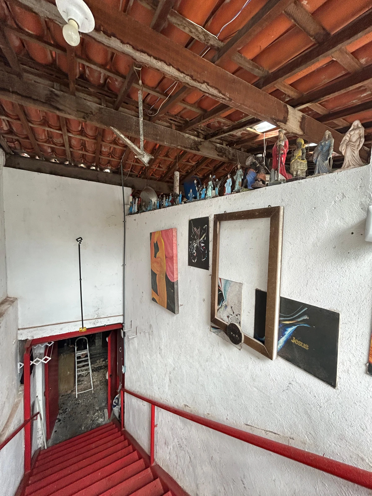 Alberto Magno de Freitas  se diverte com os achados no mar do Rio Vermelho por Gabriel Coimbra/Divulgação