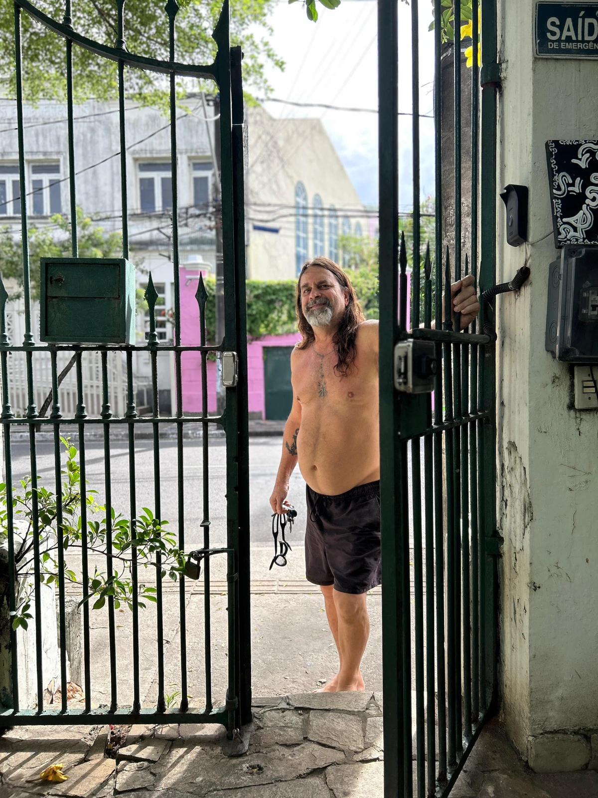 Alberto Magno de Freitas  se diverte com os achados no mar do Rio Vermelho por Gabriel Coimbra/Divulgação