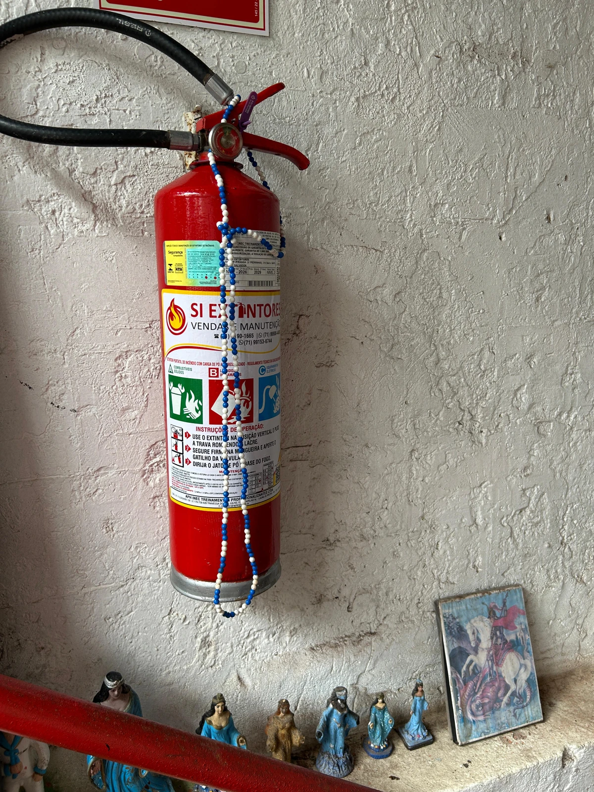 Alberto Magno de Freitas  se diverte com os achados no mar do Rio Vermelho por Gabriel Coimbra/Divulgação