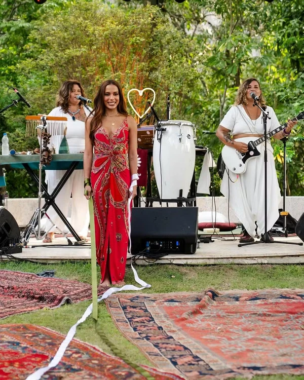 Anitta comemorou o aniversário de 32 anos com festa zen por Reprodução/Instagram