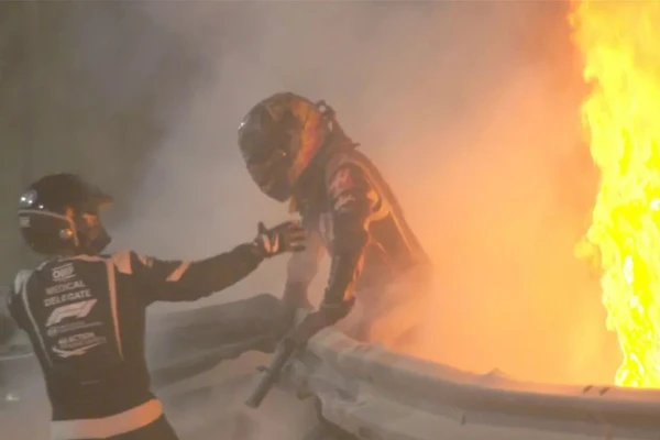 Carro de Romain Grosjean explodiu após batida no GP do Bahrein