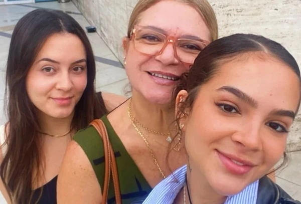 Debora Maia e as duas filhas, Mel e Yasmin